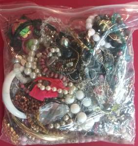 lot 30006 image: One Gallon Bag of Craft Jewelry