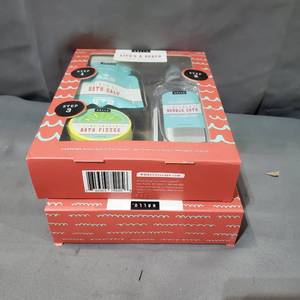 lot 53904 image: LIFES A BEACH BATH GIFT SET 2