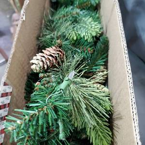 lot 53918 image: CHRISTMAS WREATH PRE LIT