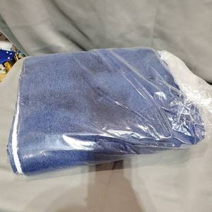 lot 53924 image: PLUSH NYLON BATH RUG