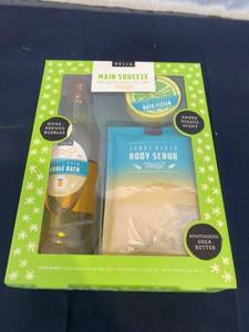 lot 6933 image: HALLU  MAIN SQUEEZE BATH GIFT SET