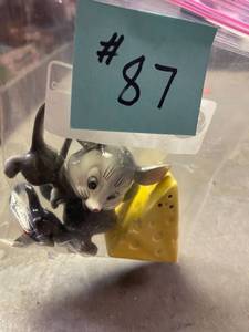 lot 87 image: Porcelain Salt and Pepper Shakers, mice and cheese.