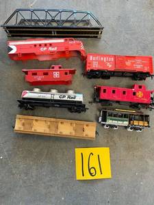 lot 161 image: Misc HO Scale Cars, parts, and bridge