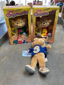 lot 206 image: Vintage 1983 Chipmunk dolls, 2 in package 1 loose.