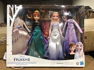 lot 607 image: Disneys Frozen 2 Anna and Elsa Royal Fashion, Clothes and Accessories