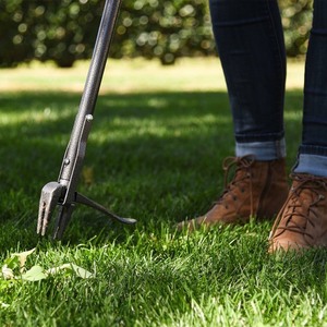 lot 613 image: Yard Butler Rocket Weeder Ergonomic Long Handled Dandelion and Weed Remover Tool