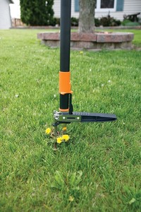 lot 721 image: Fiskars Stand-up Weeder 3-Claw (39)