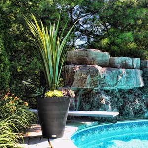 lot 809 image: Veradek Kobo Round Planter - Black - 18 in.