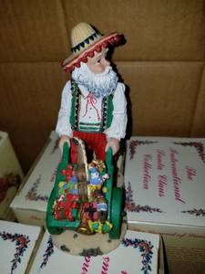 lot 19 image: 1999 International Santa Claus Collection santa Expana Costa Rica Santa Fig.