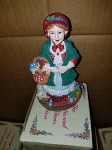 lot 38 image: International Santa Claus Collection Mc02 mrs Santa Claus United States 1999