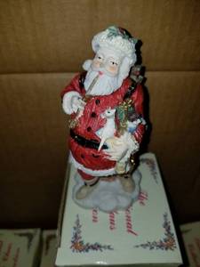 lot 45 image: Santa Claus - The United States Christmas Figurine (The International Santa Claus Collection) sc06
