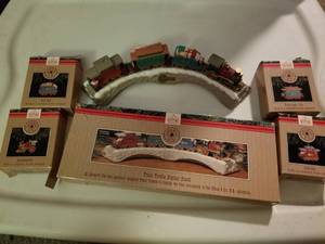 lot 148 image: Vintage Hallmark 1991 Claus & Co Train Trestle XPR9734 Passenger Gift Car 09731