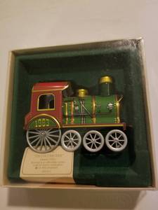 lot 175 image: Hallmarks Tin locomotive dated 1983