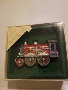 lot 176 image: Hallmarks tin locomotive dated 1984