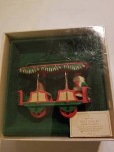 lot 177 image: Hallmarks jolly trolley ornament
