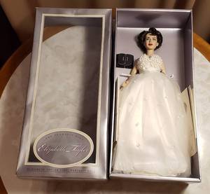 lot 117 image: Elizabeth Taylor Vinyl Portrait Doll wOriginal Box  16 in. tall  Franklin Mint