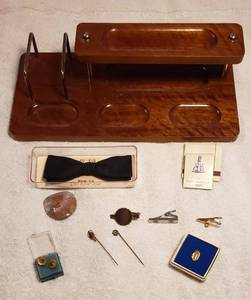 lot 153 image: Mens Dresser Catch-all, Tie Clips, Pins, Bow Tie and 2 PTA pins (marked 10K)