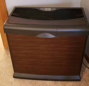 lot 170 image: Aircare Horizon Evaporative Humidifier  24 x 15 x 22 in. tall