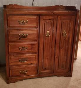 lot 176 image: Bassett Wardrobe Chest (Mans Chest)  7 Drawer  48 x 19 x 52 in. tall  Heavy - BUYER MUST BRING HELP TO MOVE  Upstairs