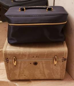 lot 184 image: 2 Beauty Cases