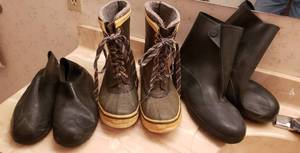 lot 204 image: Mens Size 12 Rubber Insulated Boots and 2 Pair of Black Rubber OvershoesBoots