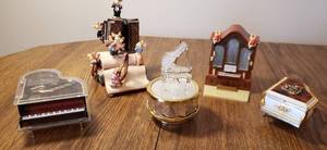 lot 319 image: 5 Music Boxes