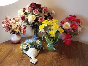 lot 321 image: Faux Flower Arrangements 4 Potted and 1 Wall Hanger