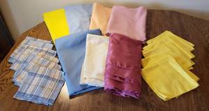 lot 325 image: Colorful Oval Tableclothes and Dinner Napkins