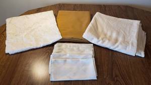 lot 327 image: Rectangular Tableclothes and 8 Dinner Napkins