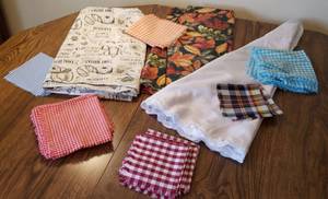 lot 328 image: 2 Oval (one vinyl top) & Round Tableclothes wColorful Dinner Napkins