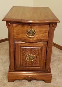 lot 346 image: Oak End Table wSingle Drawer & Door  17 x 28 x 24 in. tall