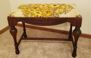 lot 350 image: Vintage wood Bench wupholstered seat - 24x15x17