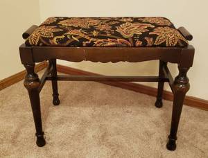 lot 351 image: Vintage wood Bench wupholstered seat - 24x15x18