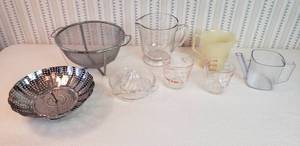 lot 370 image: Kitchen Measuring Cups and Stainers