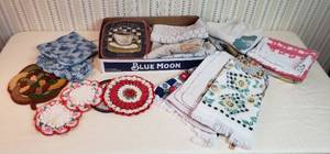lot 372 image: Kitchen Towels and Pot Holders