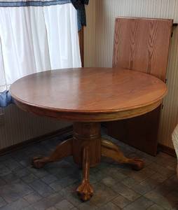 lot 374 image: Round Oak Claw Foot Single Pedestal Table (48 x 30 in. tall) w24 in. leaf to 6 ft. Oval Table