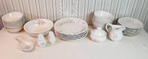 lot 382 image: Pfaltzgraff Tea Rose Stoneware  32 pieces
