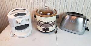 lot 388 image: Kitchen Small Appliances Toaster, Crock Pot and Jar & Can Opener