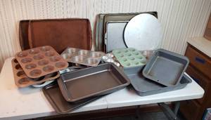 lot 396 image: Metal Baking Pans Sheet, Muffin, and Cake
