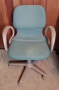 lot 426 image: Office Chair on casters - 20in. Seat