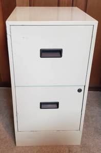lot 427 image: Metal 2 drawer file cabinet - with hanging files, no key 15x18x28