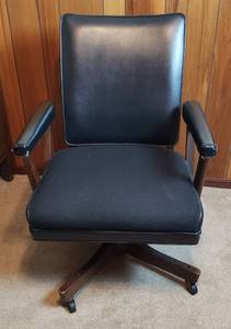 lot 444 image: Vintage Swivel Office Chair  22 in. Seat