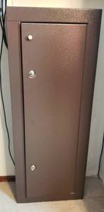 lot 460 image: Metal Wall GunRifle Safe - 21x10x55, double locks with key