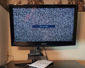 lot 461 image: Samsung 32 inch Flat screen TV with wall mount, stand & remote. Buyer must remove from wall & move without damaging residence - in Basement