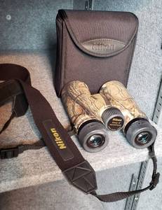 lot 464 image: Nikon q0xr2 6 in. Water Proof Binoculars with strap & case