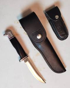 lot 469 image: Buck 118 Hunting Knife 8.5 in with leather sheath, & Honing Stone in leather case