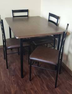 lot 504 image: Metal frame table 46x32x30 & 4 chairs