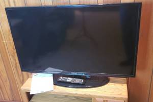 lot 521 image: Samsung Series 5 flat screen TV - 40in, with remote & stand