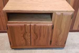lot 522 image: Wood TV Cart with storage - 33x17x28