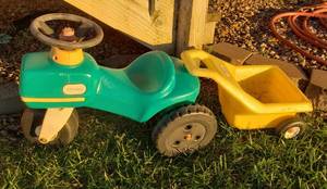 lot 1007 image: Little Tykes Tractor and Cart